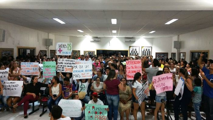 Tucano: população ocupa Câmara para barrar aumento de salário de vereadores