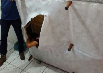 Procurado pela Justiça é preso escondido dentro de cama box