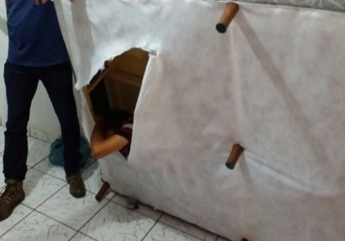 Procurado pela Justiça é preso escondido dentro de cama box