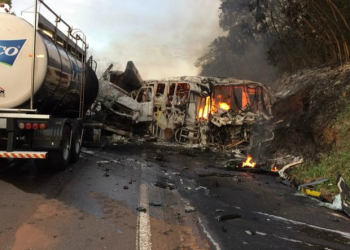Pelo menos 20 pessoas morrem em acidente entre ônibus e carreta no Paraná