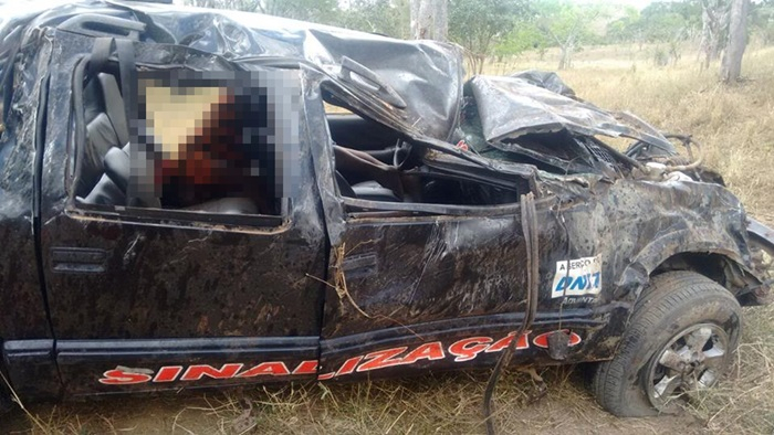 Colisão entre carro e moto deixa dois mortos na BA 130