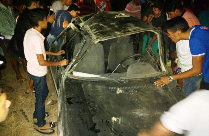 Durante perseguição policial, veículo usado por assaltantes capota em Retirolândia e os suspeitos fogem a pé