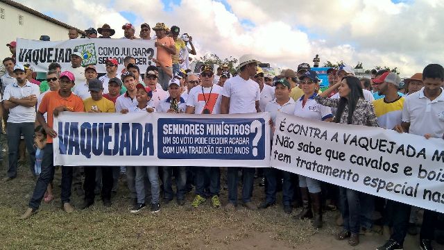 Sem bloqueio de BRs, organizadores de vaquejada fazem carreata em Feira de Santana