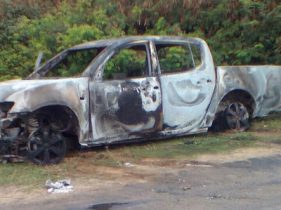 Durante a fuga este e outros veículos foram incendiados