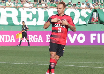 Vitória arrasador no primeiro tempo goleia Chapecoense e se distância do Z4