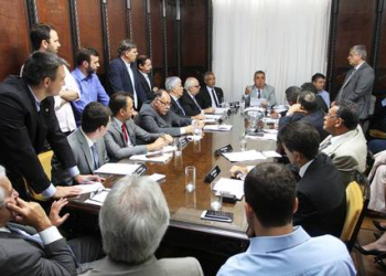 Corte de privilégios a deputados pode chegar a R$ 30 milhões/ano