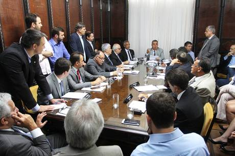 Corte de privilégios a deputados pode chegar a R$ 30 milhões/ano