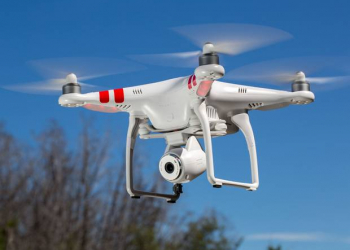 Homem usa drone para flagrar traição da esposa e posta vídeo na internet