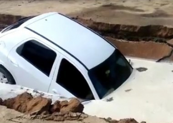 Carro de enfermeira é sugado por cratera na Bahia; assista