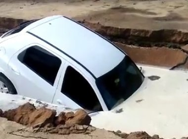 Carro de enfermeira é sugado por cratera na Bahia; assista