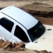 Carro de enfermeira é sugado por cratera na Bahia; assista