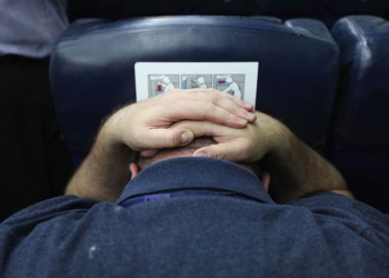 Saiba como a posição ‘fetal’ pode salvar sua vida em uma queda de avião