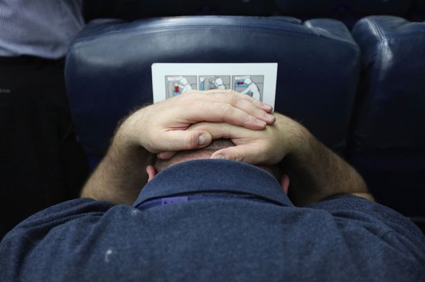 Saiba como a posição ‘fetal’ pode salvar sua vida em uma queda de avião