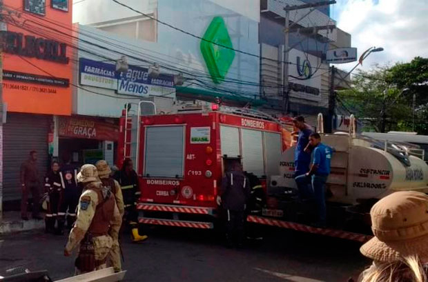 Incêndio que atingiu farmácia em Camaçari deixa dois mortos