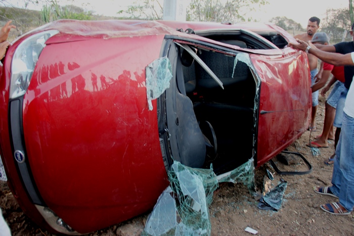 Apesar da gravidade do acidente, o carro não atingiu o teto ao ponto de atingir os passageiros | Foto: Raimundo Mascarenhas