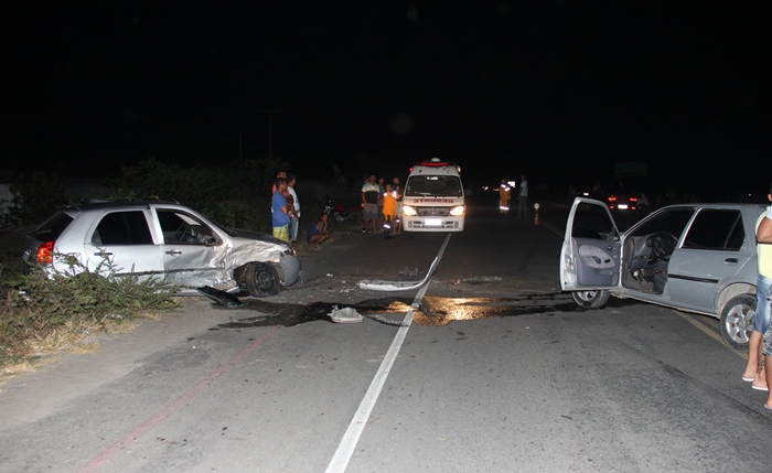 Apesar do grande impacto os ocupanes dos dois carros tiveram ferimentos leves | Foto: Raimundo Mascarenhas