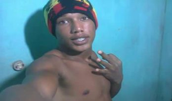 Segundo informações, o jovem foi morto perto de casa e de uma escola que estava em aula