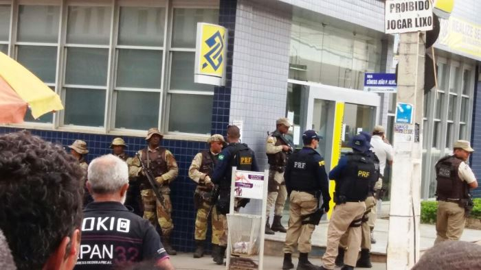 Bandidos fazem reféns neste momento no Banco do Brasil de Seabra