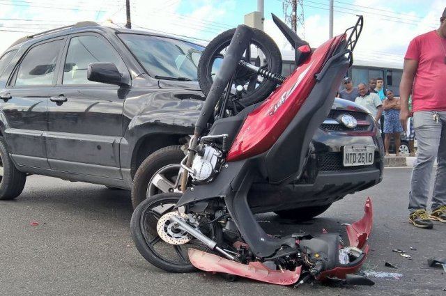 Jovem de 27 anos morre após colisão entre carro e cinquentinha em Feira de Santana