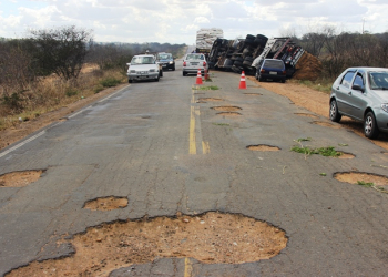 Caminhão carregado de adubo tomba na BA 409; condutor diz que tentou se livrar dos buracos