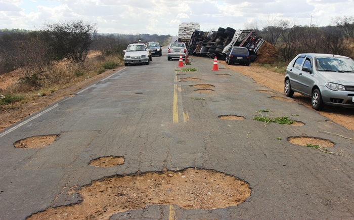 Caminhão carregado de adubo tomba na BA 409; condutor diz que tentou se livrar dos buracos