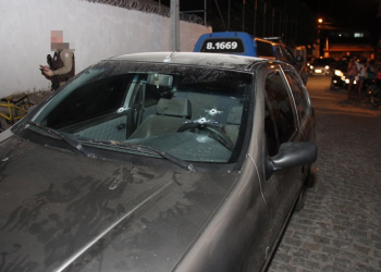 Homem é morto a tiros dentro de carro no centro de Coité