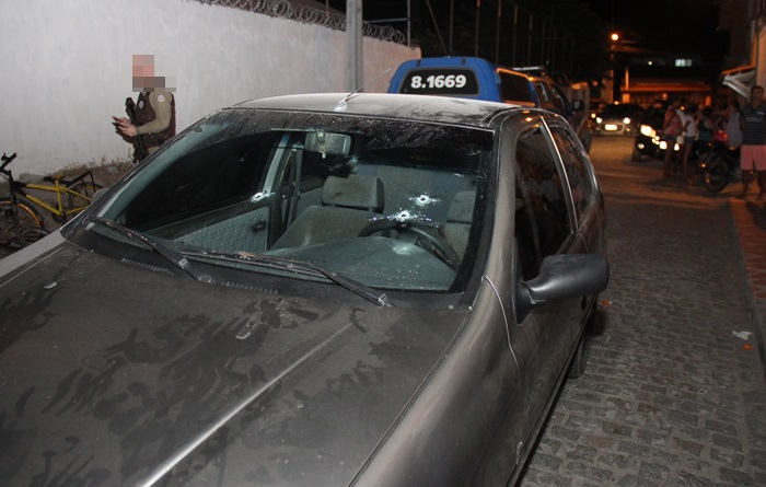 Homem é morto a tiros dentro de carro no centro de Coité
