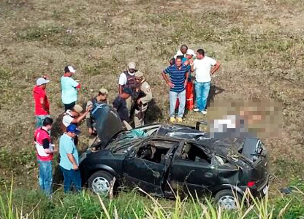 carro_capotamento_02