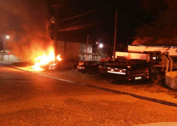 Quatro carros são destruídos pelo fogo em frente a Delegacia da Policia Civil de Coité