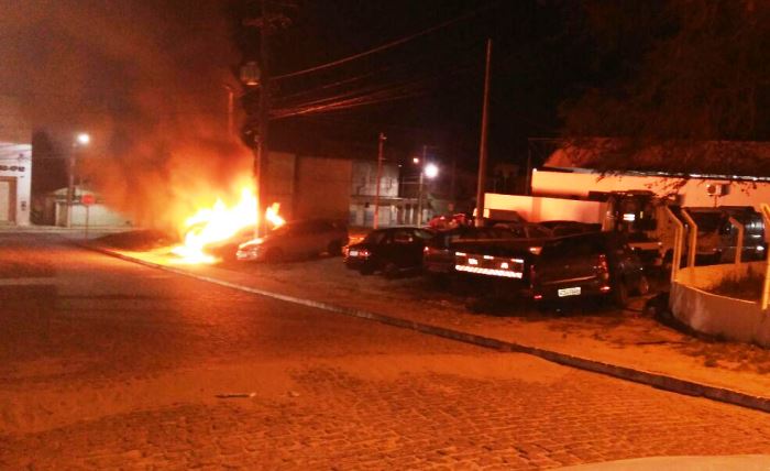 Possivelmente o fogo começou por um veículo e atingiu os demais | foto: Leitor do CN