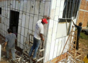 TO: para fugir do aluguel, homem constrói casa própria com estrutura de isopor