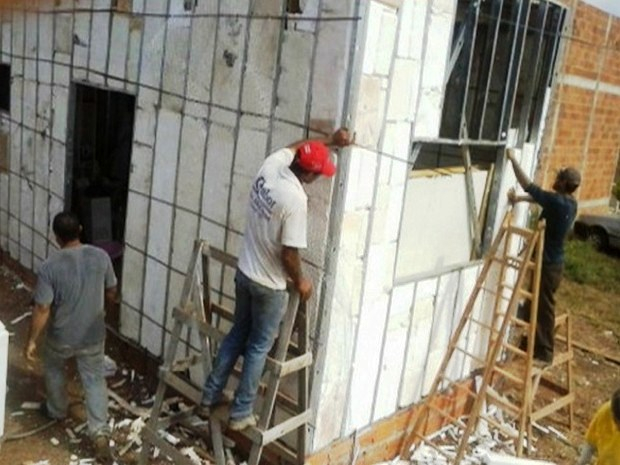 TO: para fugir do aluguel, homem constrói casa própria com estrutura de isopor