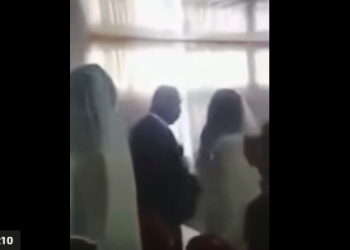 Amante invade casamento usando vestido igual ao da noiva; veja o vídeo