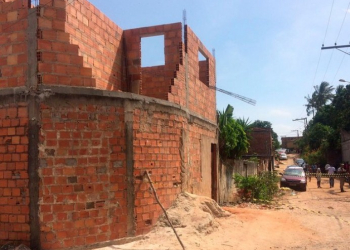 Neto e avô morrem eletrocutados durante construção de imóvel
