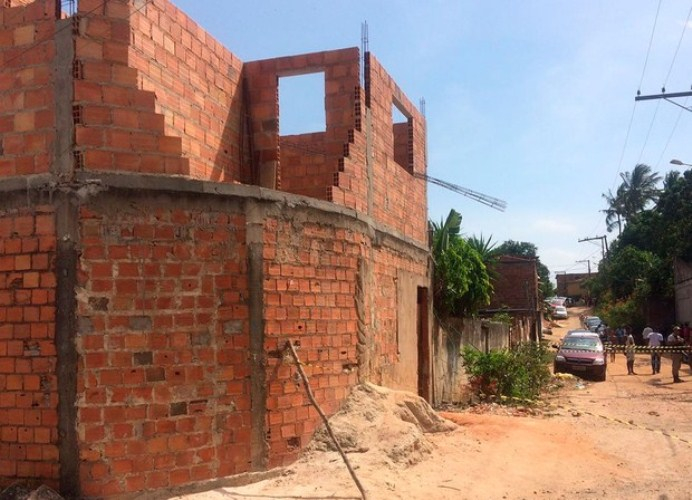 Neto e avô morrem eletrocutados durante construção de imóvel