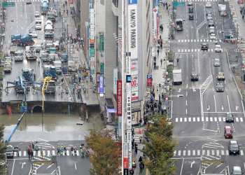 Cratera imensa em via no Japão é consertada em uma semana