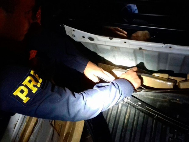 Polícia para carros na estrada e acha 115kg de maconha levada da BA a PE