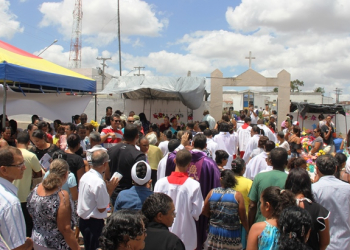 Coiteenses lotam cemitério para homenagear entes queridos