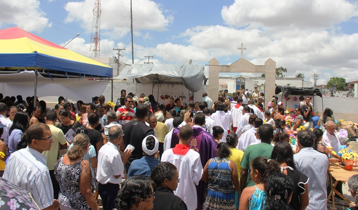 Coiteenses lotam cemitério para homenagear entes queridos