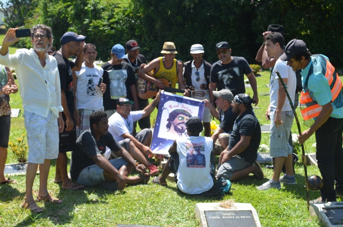 Fã sai de São Paulo todo dia de finados pra vistar o túmulo de Raul Seixas em Salvador