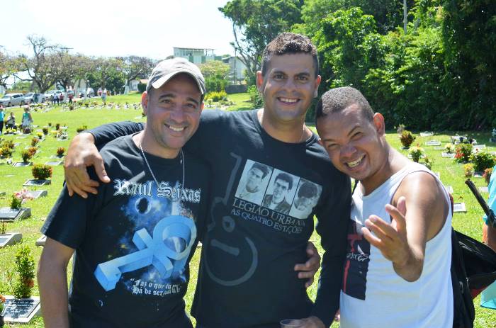 Fã sai de São Paulo todo dia de finados pra vistar o túmulo de Raul Seixas em Salvador