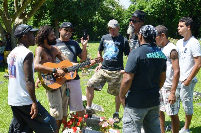 Fã sai de São Paulo todo dia de finados pra vistar o túmulo de Raul Seixas em Salvador