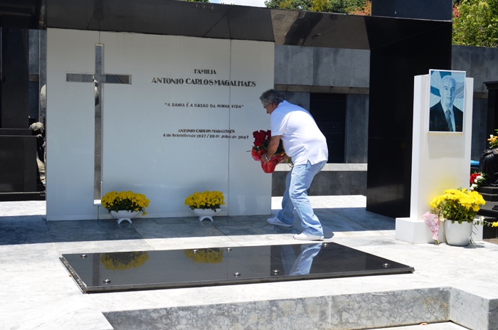 Fã sai de São Paulo todo dia de finados pra vistar o túmulo de Raul Seixas em Salvador