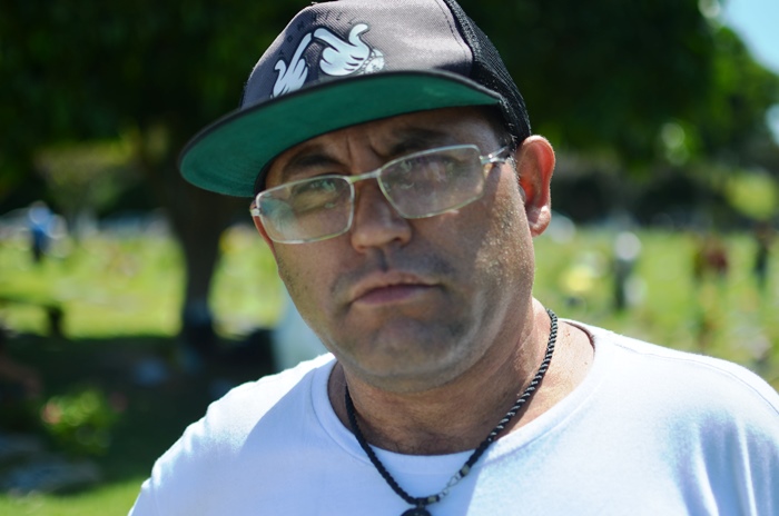 Fã sai de São Paulo todo dia de finados pra vistar o túmulo de Raul Seixas em Salvador