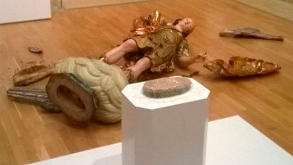 Brasileiro tenta tirar foto e derruba estátua do século 18 em museu de Portugal