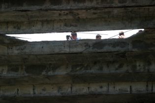 Técnicos avaliam arquibancada da Fonte Nova após tragédia, em 2007