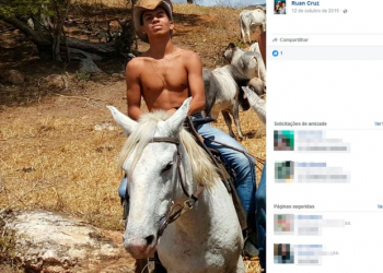 Jovem de 18 anos morre após bater motocicleta em outdoor
