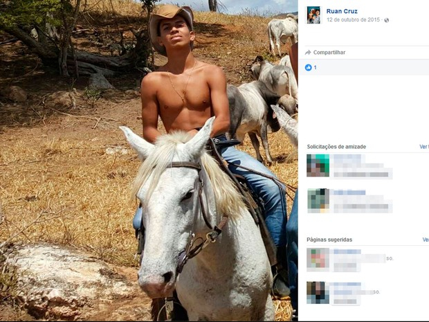 Jovem de 18 anos morre após bater motocicleta em outdoor
