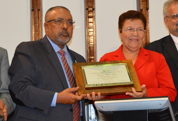 Fátima Nunes entrega ao senador Paulo Paim o título de Cidadão Baiano