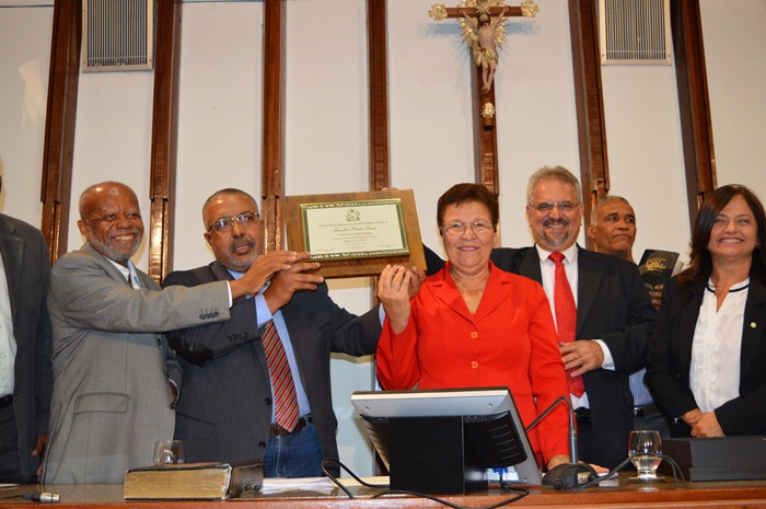 Fátima Nunes entrega ao senador Paulo Paim o título de Cidadão Baiano